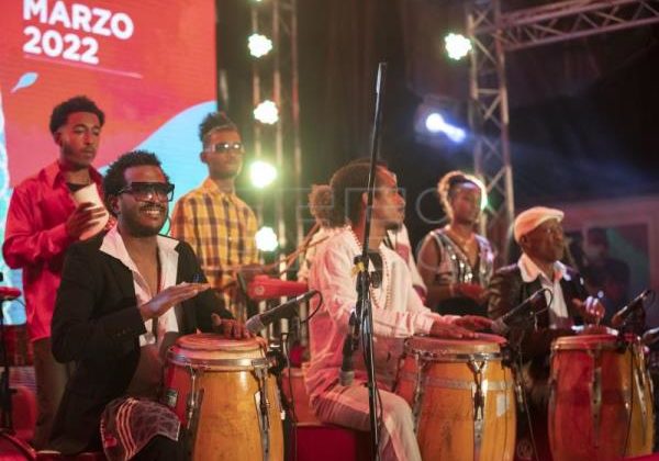 La «Fiesta del Tambor» impone el ritmo de la rumba a la noche en La Habana